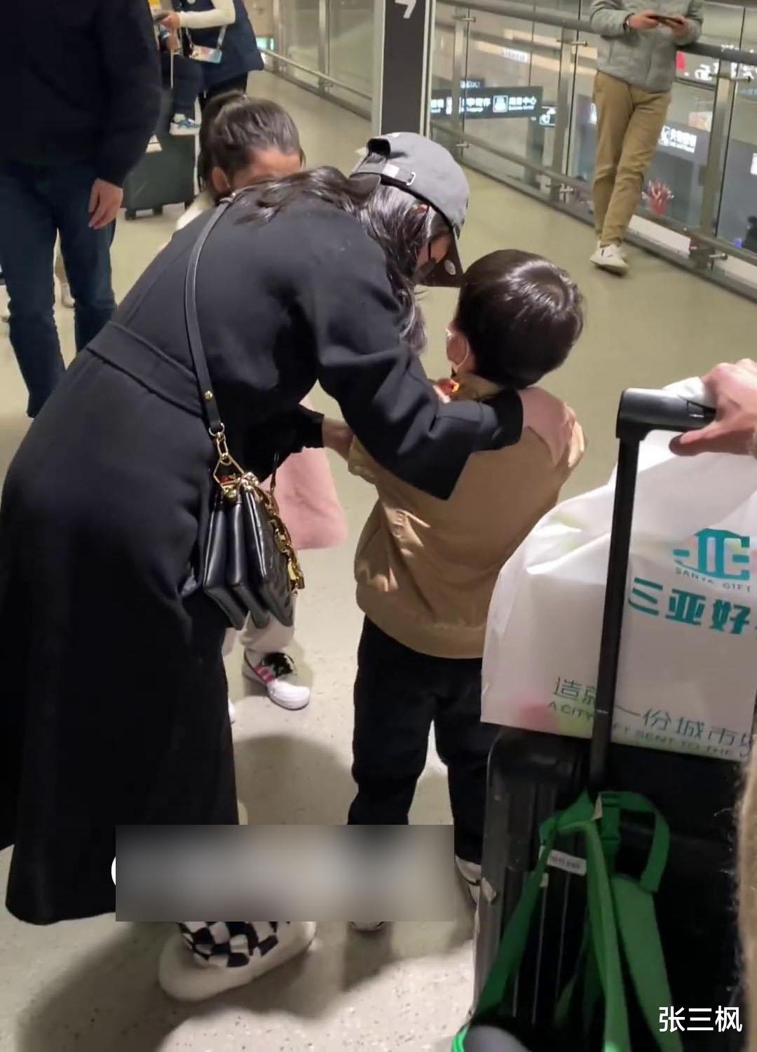 吴雅婷|王栎鑫吴雅婷离婚2年首同框,小儿子突然放声大哭要妈妈安慰