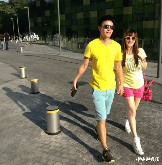 后悔了?曝李小璐想跟贾乃亮复婚,母亲疑将她送老头,网友:活该