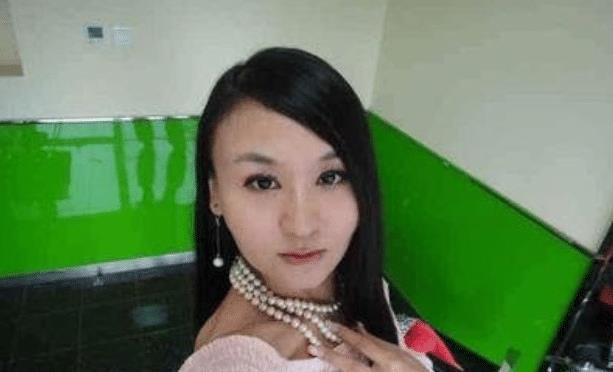 成龙|从央视主持到忍饥挨饿,梦想当阔太的曹晴,绿卡拿不到中国回不来