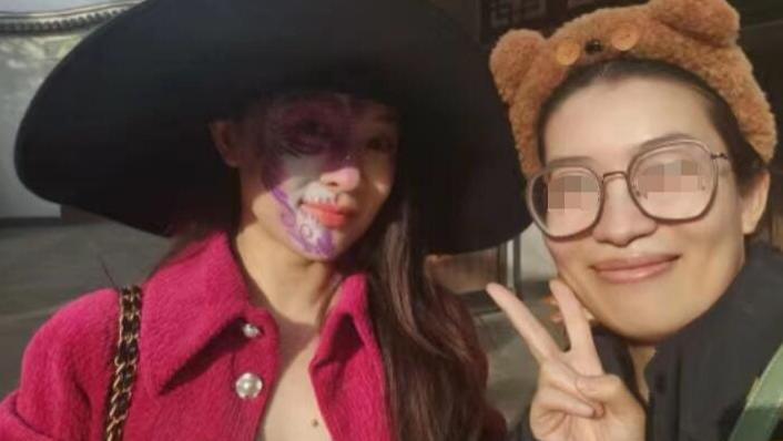 霍思燕携儿女游环球影城，10岁嗯哼越变越帅，3岁女儿酷似霍思燕