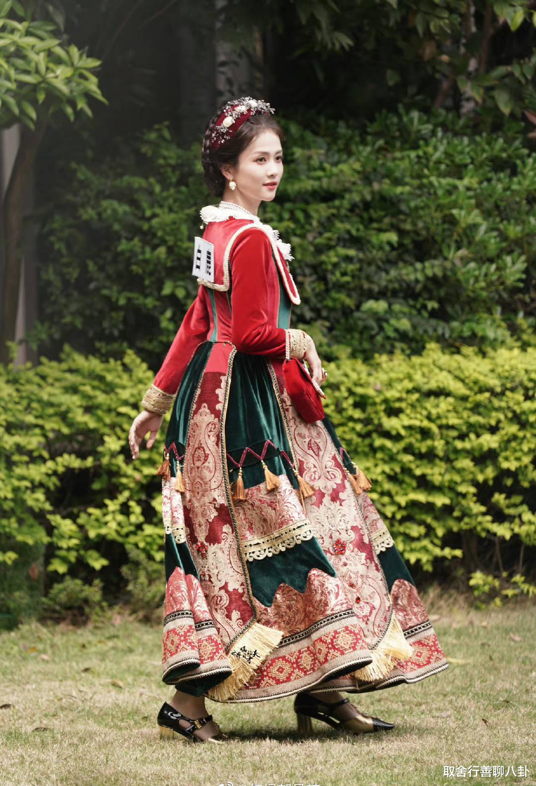 春晚|白鹿被侵权获1万赔偿，其红裙盘发复古造型，化身“奔跑吧公主”