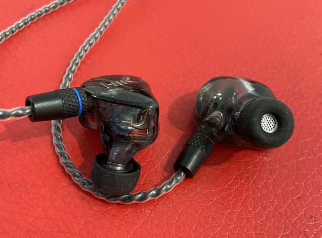 隔离|如果您想要高品质和清晰的声音，请尝试有线耳机HIK“S1”