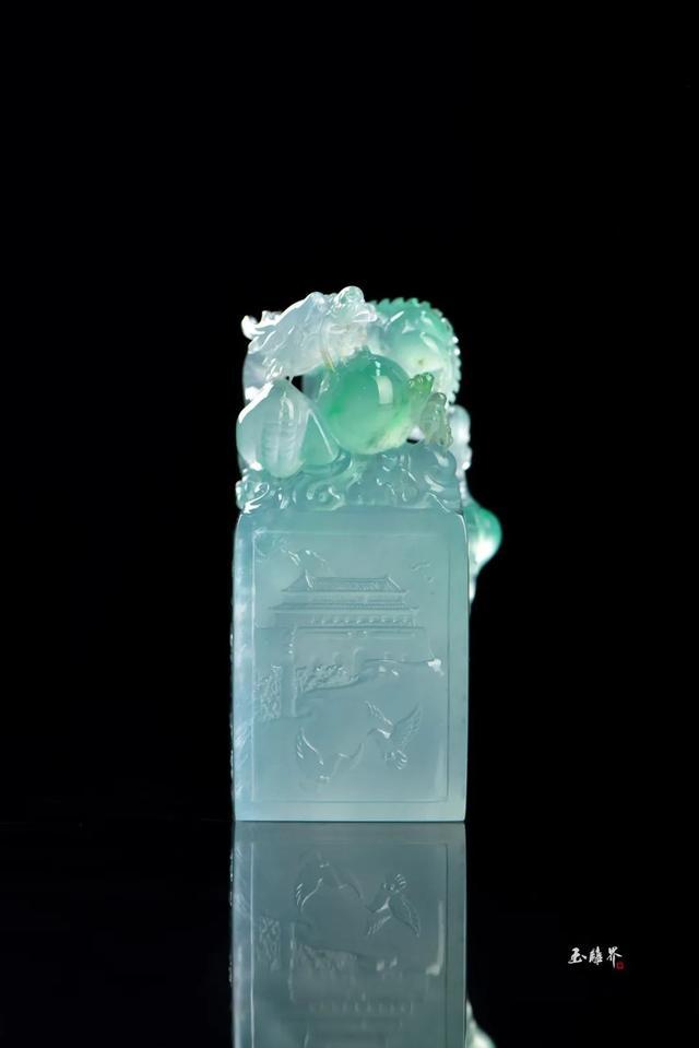 翡翠|翡翠狂想曲:内行看种,外行看色,还有谁在看大小?