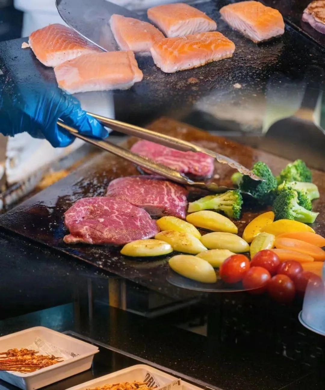 自助餐|不想点外卖的年轻人，盯上了12888元一年的酒店自助餐？