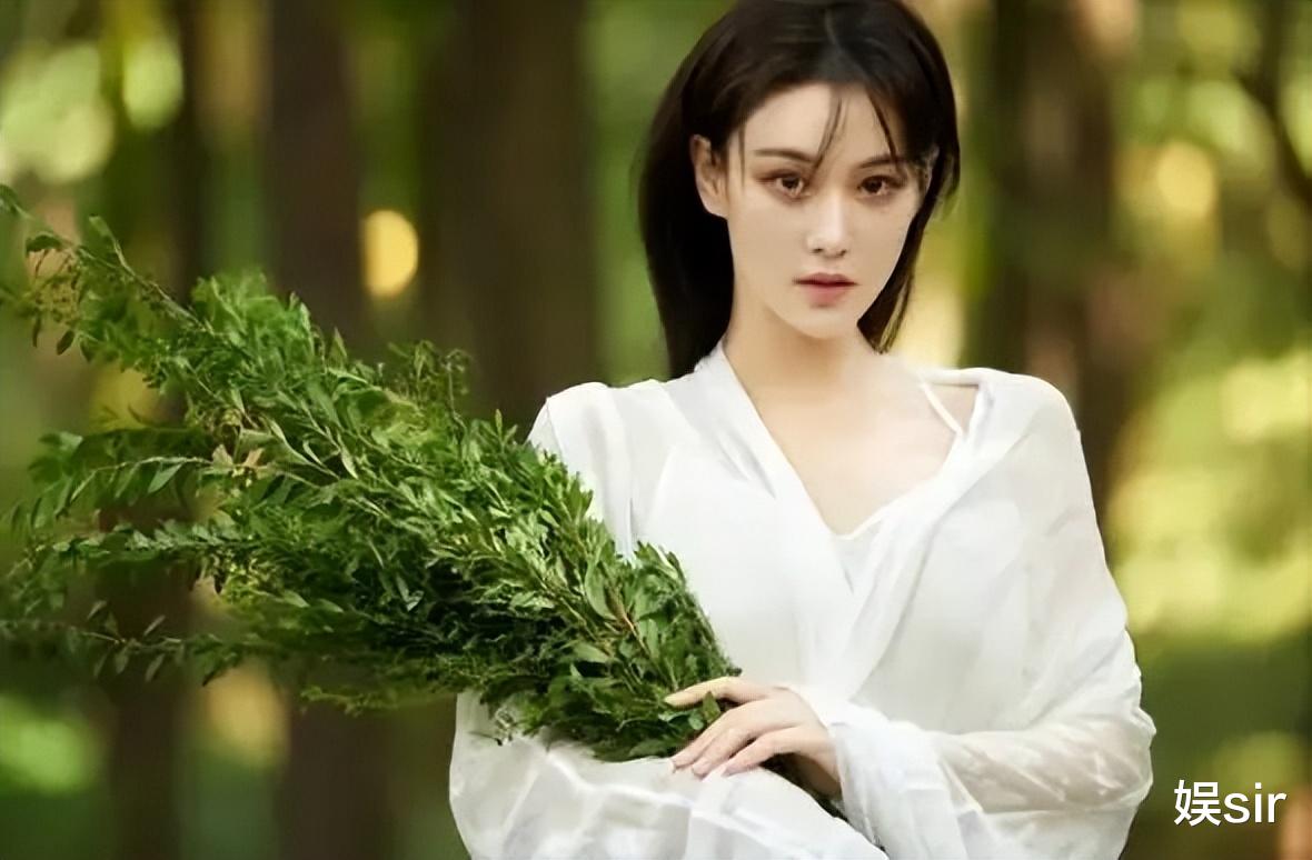 活动造型被嘲讽“廉价、影楼风”，张馨予高情商回应：打我好了