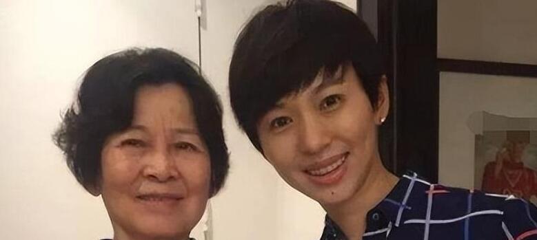 好久不见！原央视主持人欧阳夏丹发文：来生不做人，宁做一棵树