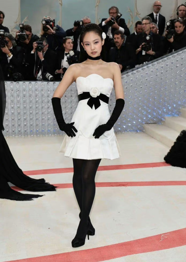 jennie|出席“时尚圈春晚”的Jennie，被吐槽小家子气？