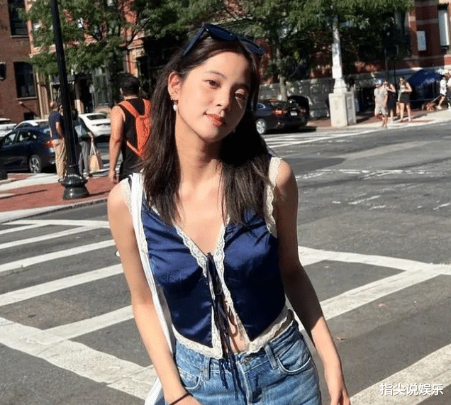 23岁欧阳娜娜沙滩照曝光,内衣外穿大方秀身材,网友:幼儿园身材