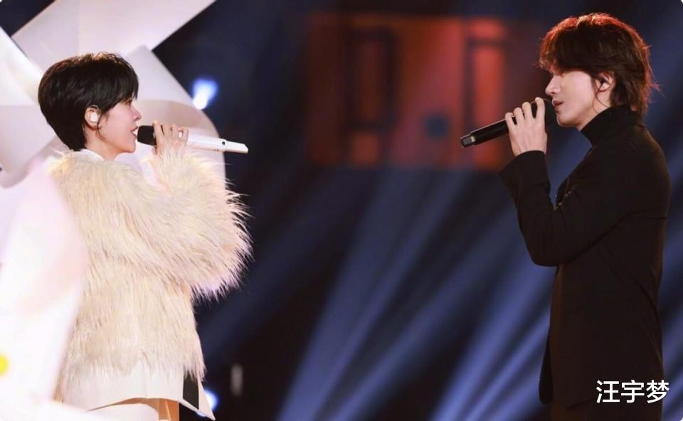 央视一夜,被“膀大腰圆”的高叶惊艳全场,不露肤却艳压群芳,造型引热议!