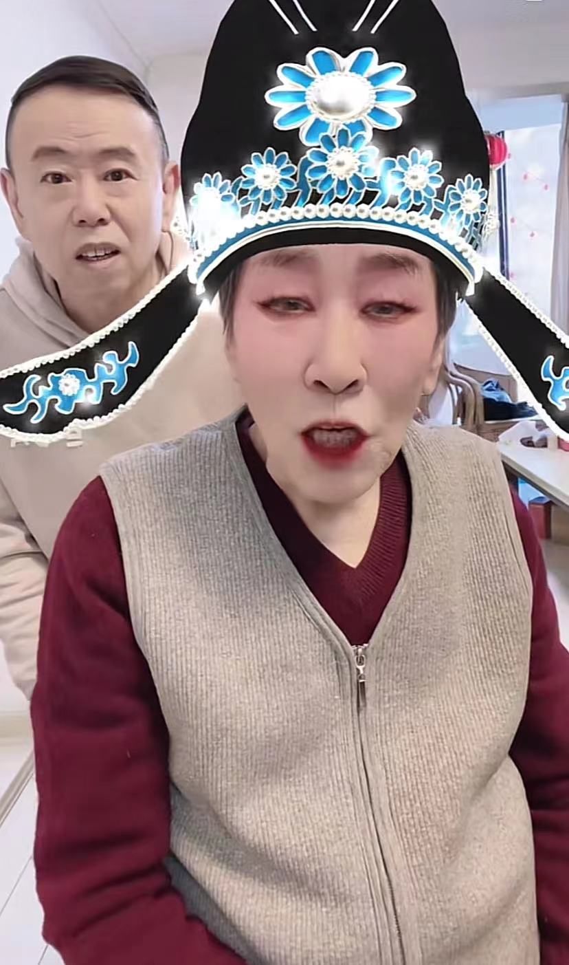 65岁潘长江跳网红傣族舞,动作夸张辣眼睛,直播翻车后消瘦不少 - 聚缘