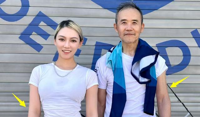 72岁王石与女网红健身吃饭,对方称其“爷爷”,双腿成最大亮点