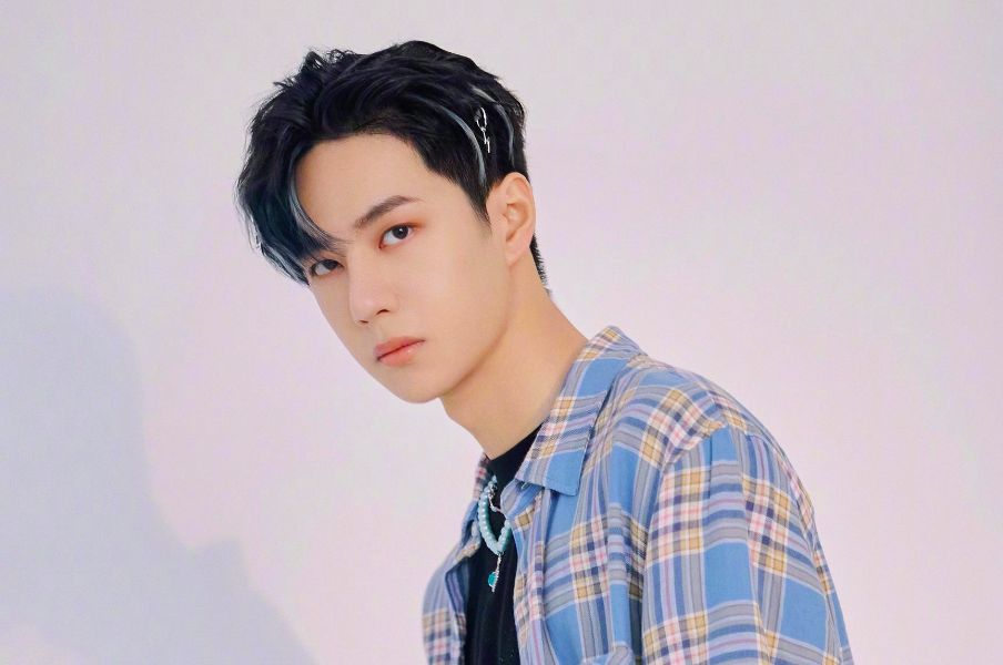 王一博直播截图曝真容！双眼无神，法令纹超深被吐槽可以夹死苍蝇