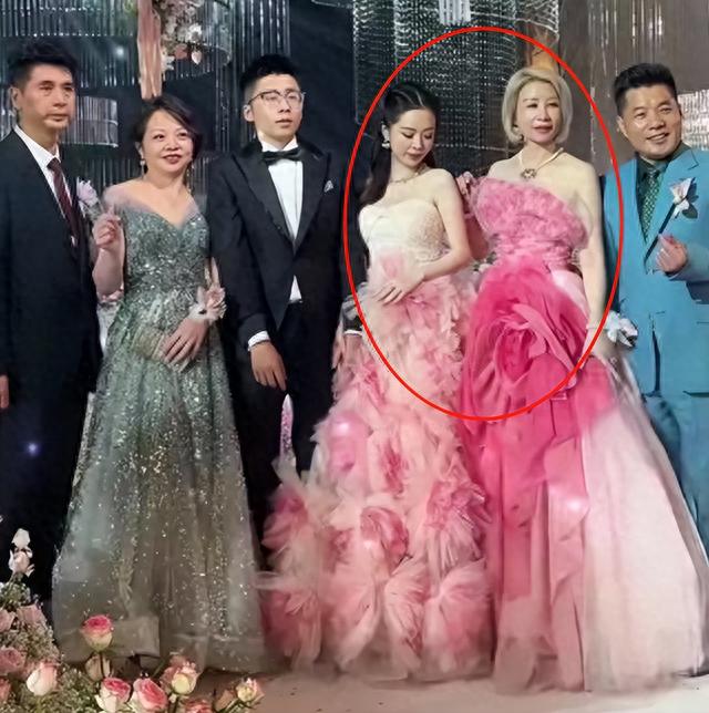 意尔康二公子订婚现场:新娘小肚隆起像怀孕,婆婆风头盖过新娘子