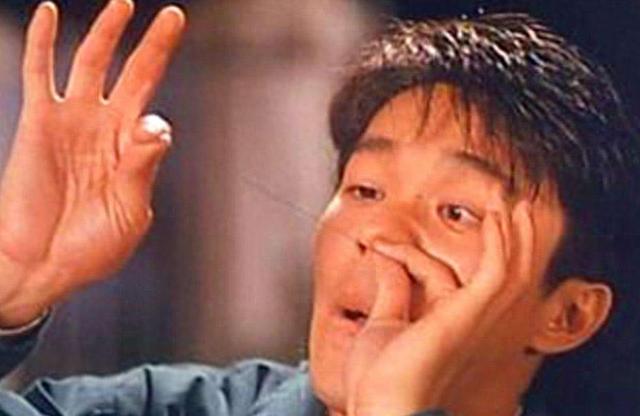 鼻毛总“窜”出来的男人,暗示了什么?为何鼻毛会变白?