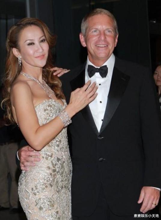 李玟|李玟第二次晒病房照片，手术房摆满治疗器械，担心不能再跳舞了