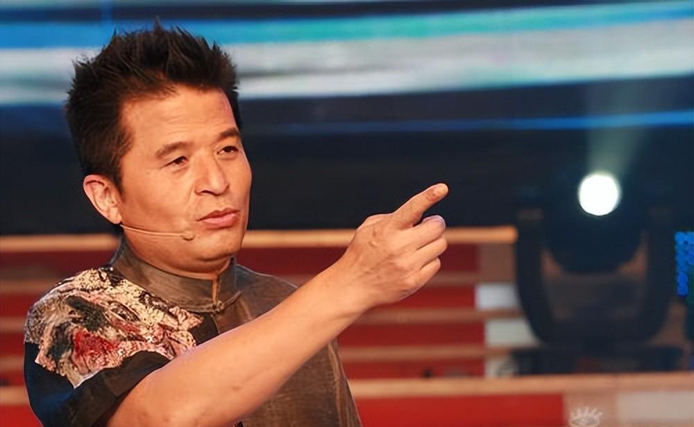 64岁毕福剑现状凄惨,陋居农村,吃力摇三轮,活该付出惨痛代价