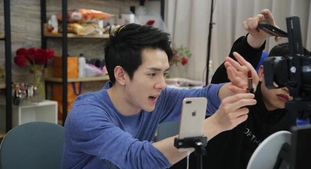 带货主播李佳琦成名后嫌贫爱富,揭露了当今职场3个扎心的潜规则