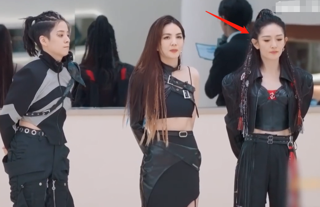 |主持人宣布刘逸云获三公第一,谢娜当众甩脸子,网友:装都懒得装