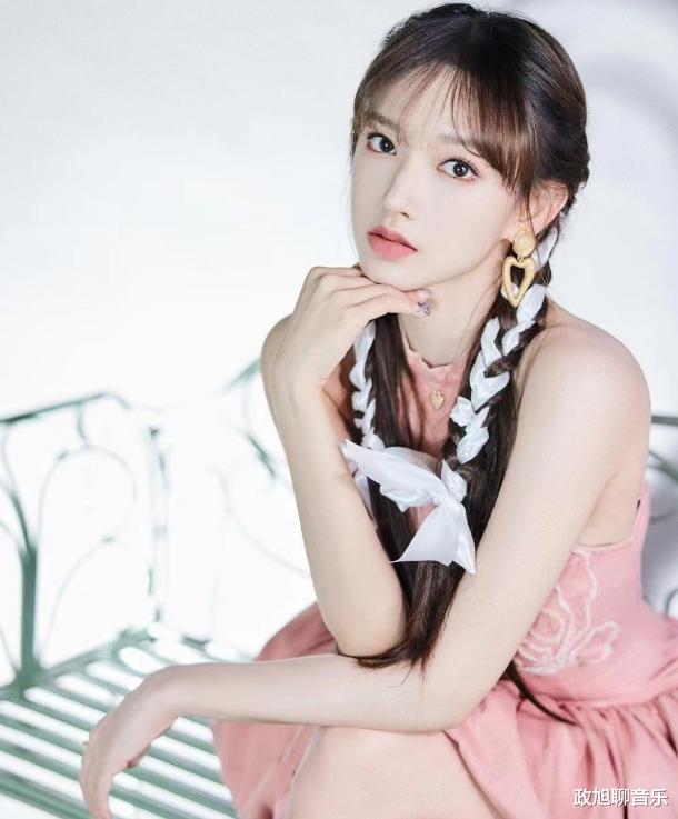 高圆圆|程潇录节目玩手机被指不敬业，腿围让网友不淡定，揭了谁的遮羞布