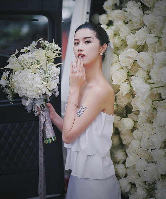 上恋综没成的女网红,突然宣布结婚,戴两枚“鸽子蛋”证男方家底