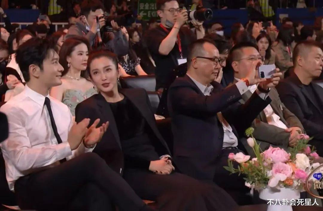 |华表一夜精彩不断,红毯拉踩、颁奖口误、典礼嗑瓜子,别太搞笑!