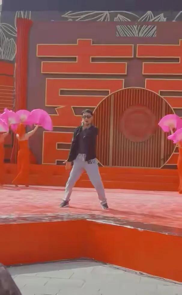 |歌手阿宝近况曝光,吃馍饼和生青椒度日,后悔放弃体制内高薪工作