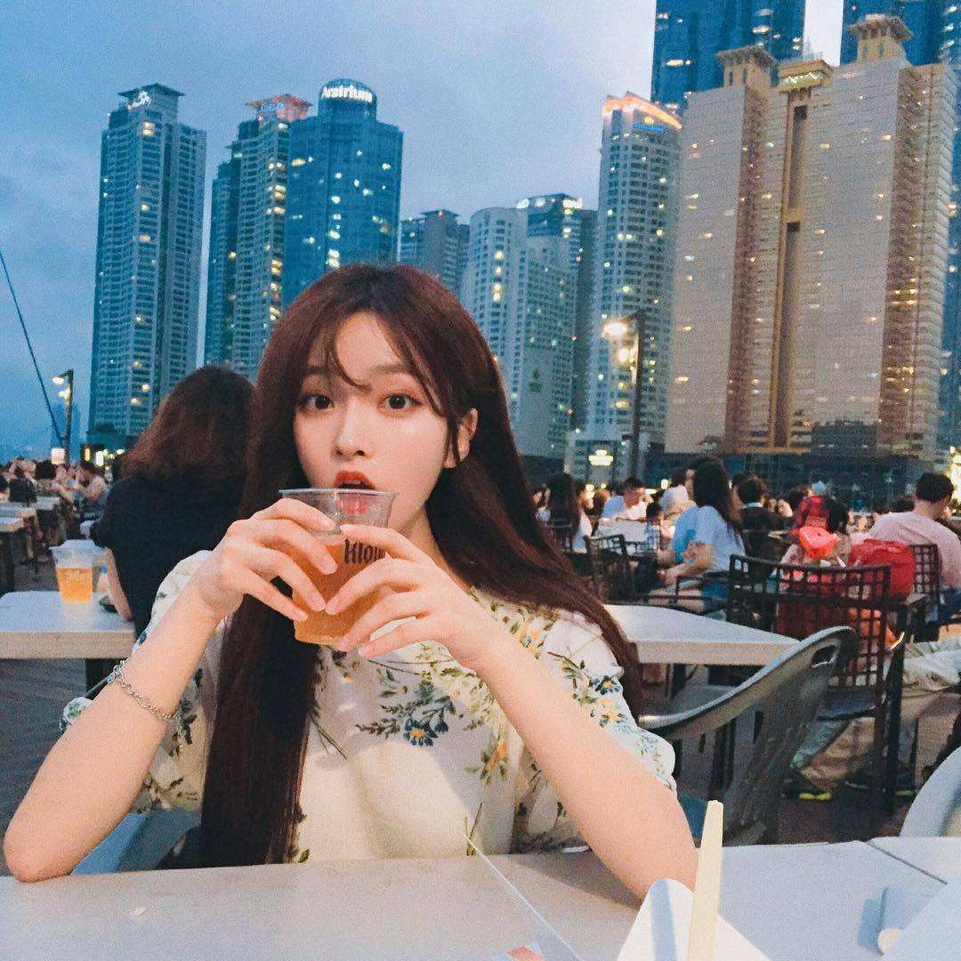 24岁知名女歌手离奇去世！最后朋友圈曝光，依然在秀高品质生活