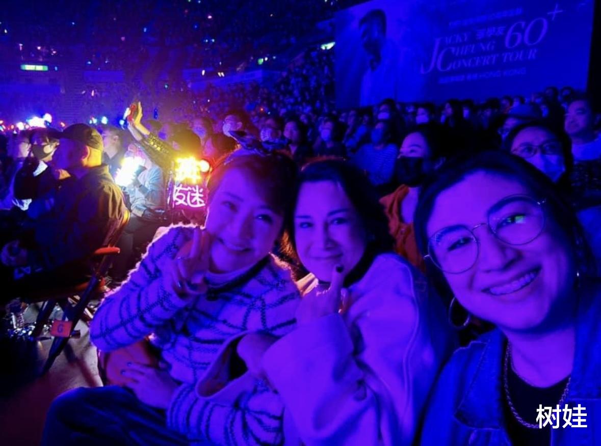 甄妮携36岁女儿回香港,与狄波拉看张学友个唱,两人聊不完感情好