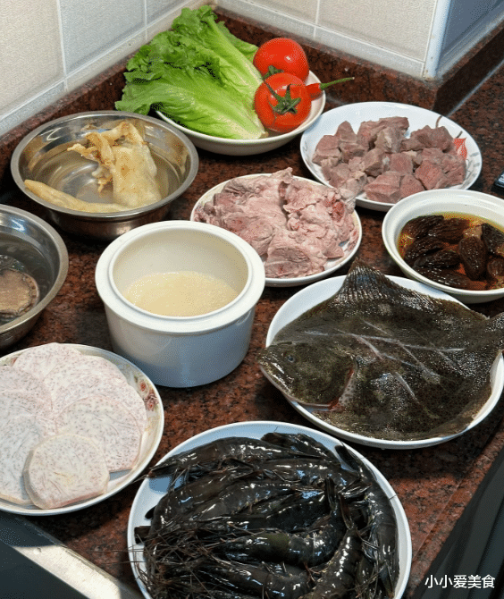 |上海老两口的晚餐，在朋友圈走红，网友：退休金没有1w拿不下来