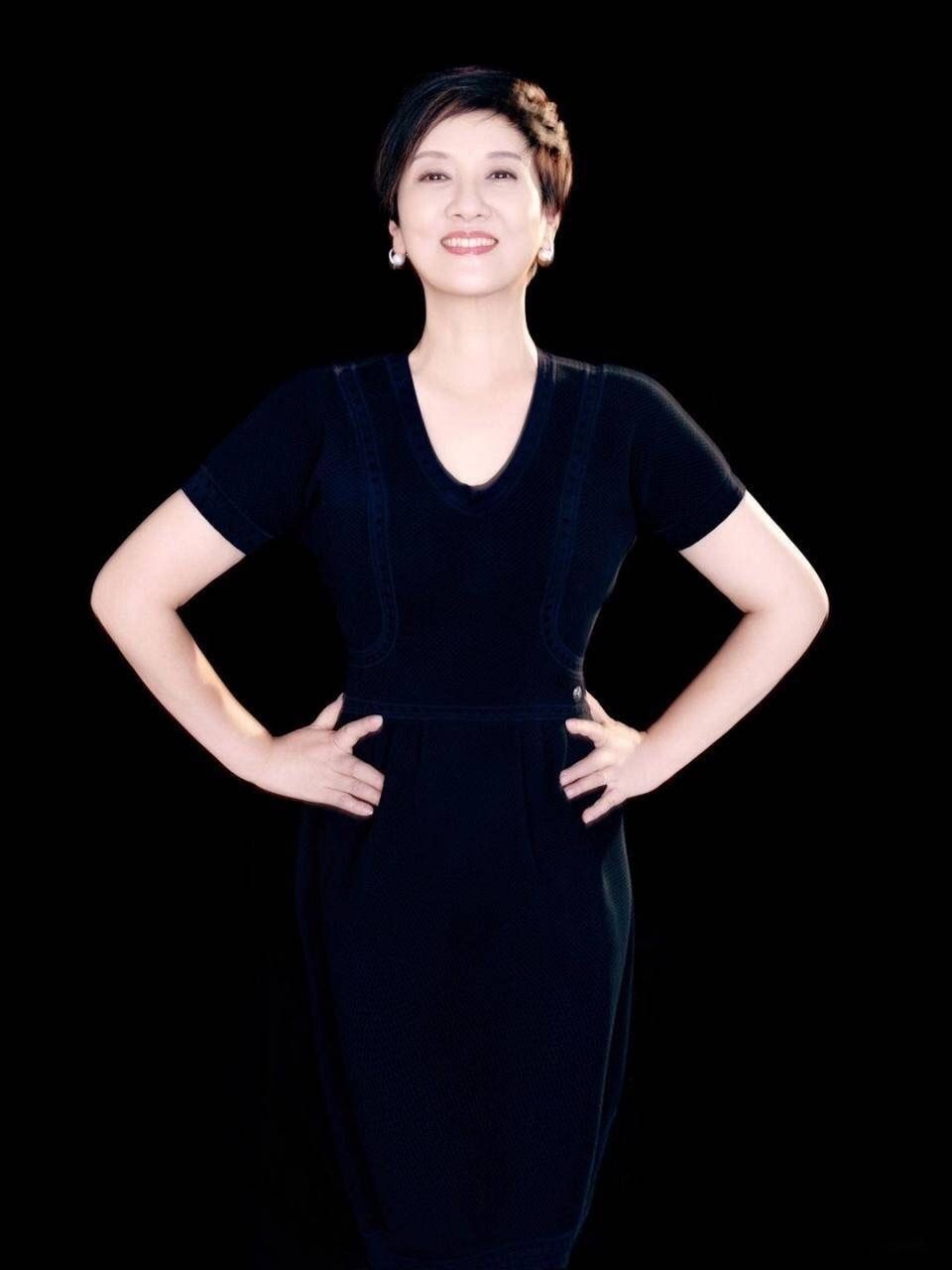 短发 看了66岁邓婕的老年状态，才懂：发剪短，衣穿素，自然老去更优雅