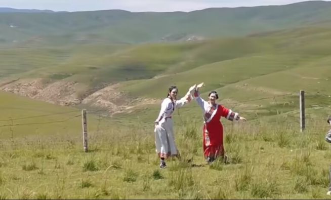 奚梦瑶穿藏服与老公合影,何猷君身材五五分,被调侃像当地导演