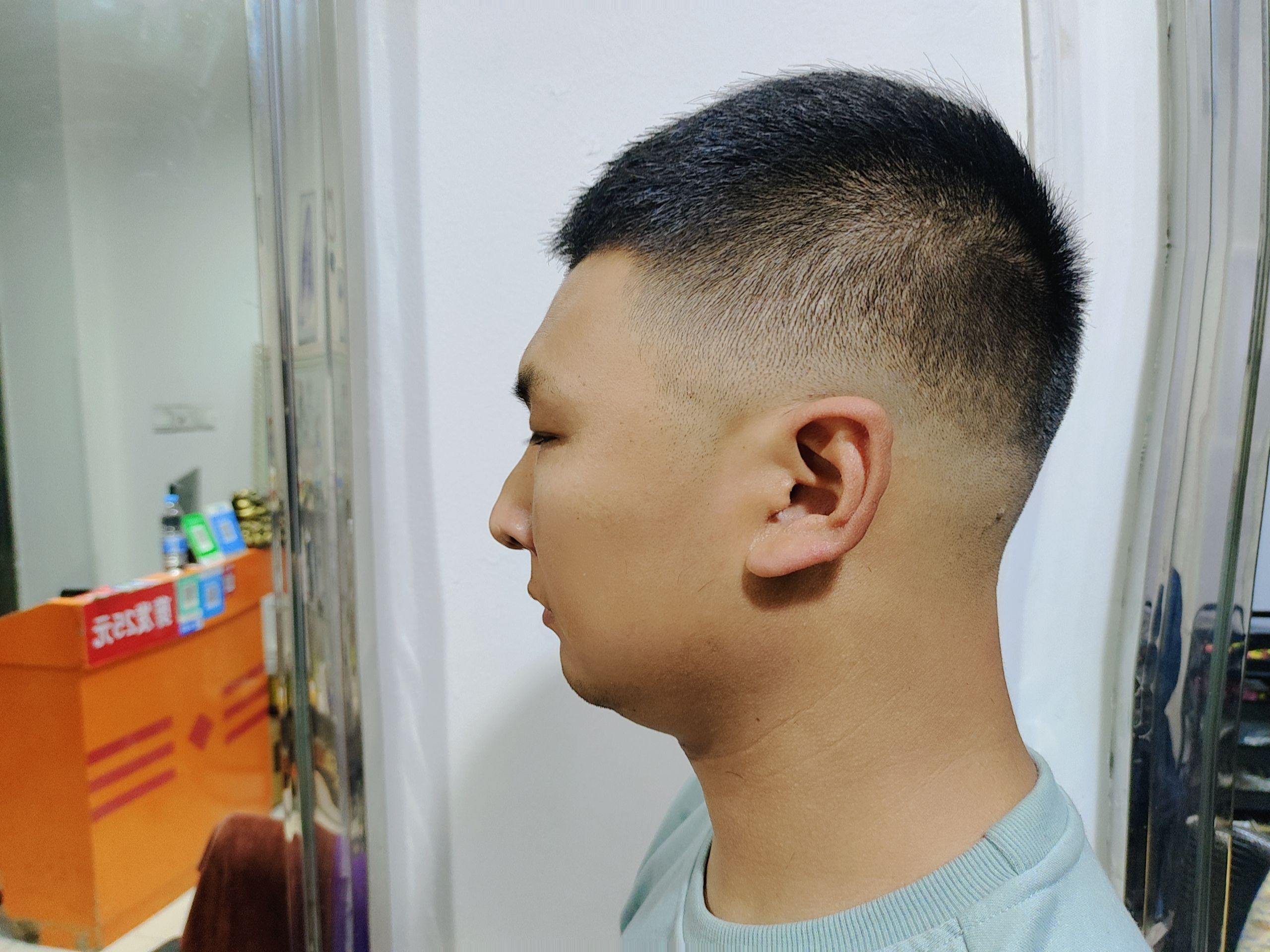 化妆 男士发型别乱剪，最帅还是周边铲短，清爽百变真精神