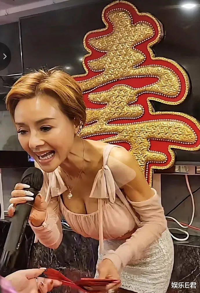 57岁叶子楣久休复出，瘦骨嶙峋身材依旧火辣，不断向客人鞠躬致谢