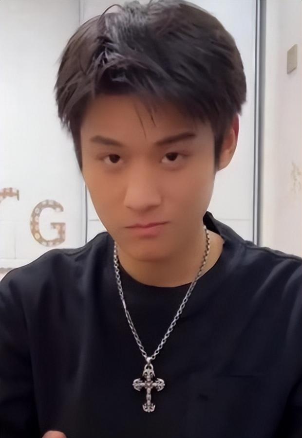 嘴哥婚内出轨被证实，小杨哥口碑崩塌？直播带货尽头是什么