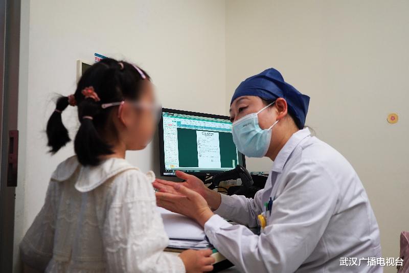 近视200°也能清零,网传“晒眼皮”真能治好近视?医生提醒:勿信偏方 小心受伤