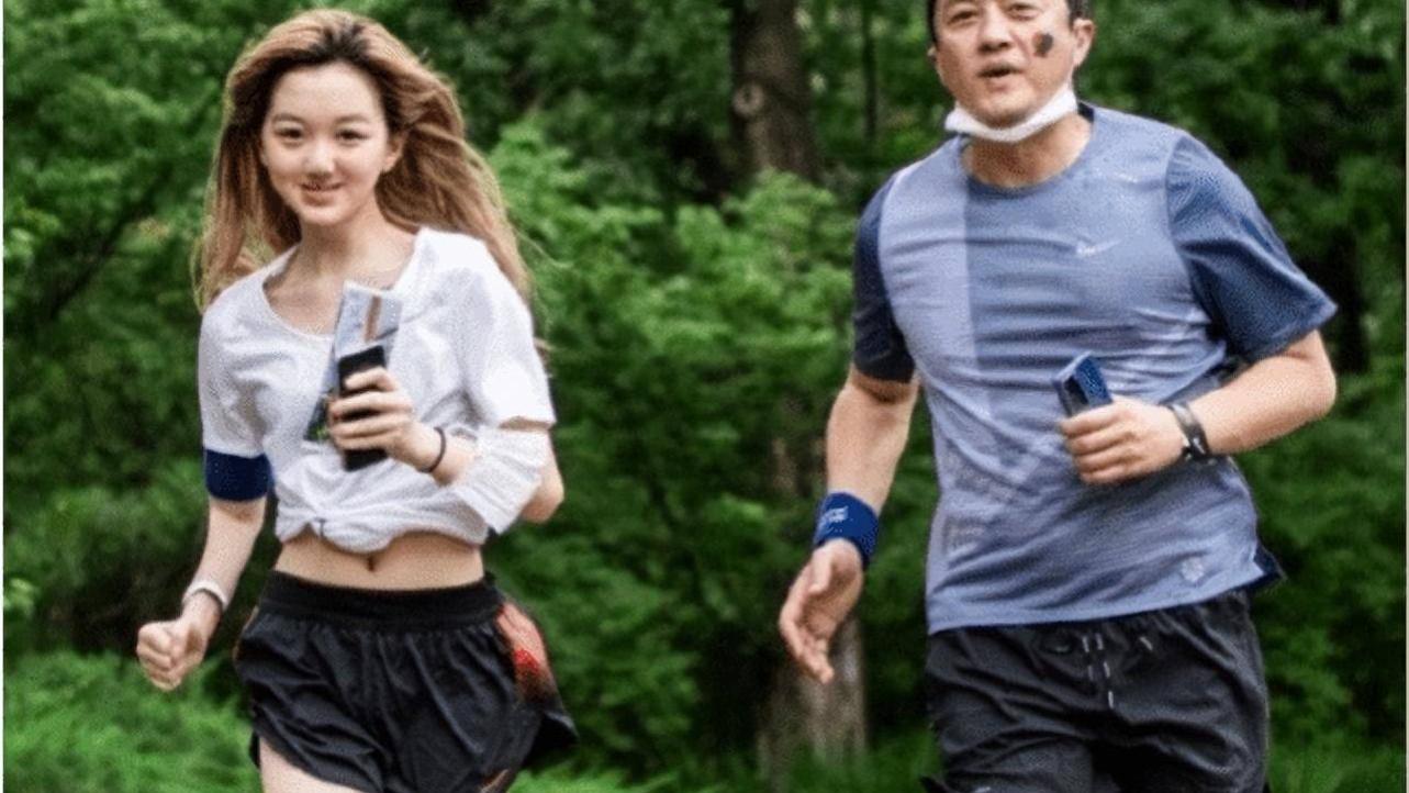 李嫣终于拿掉“兔唇”标签，整容后美出新高，神似年轻时的王菲！