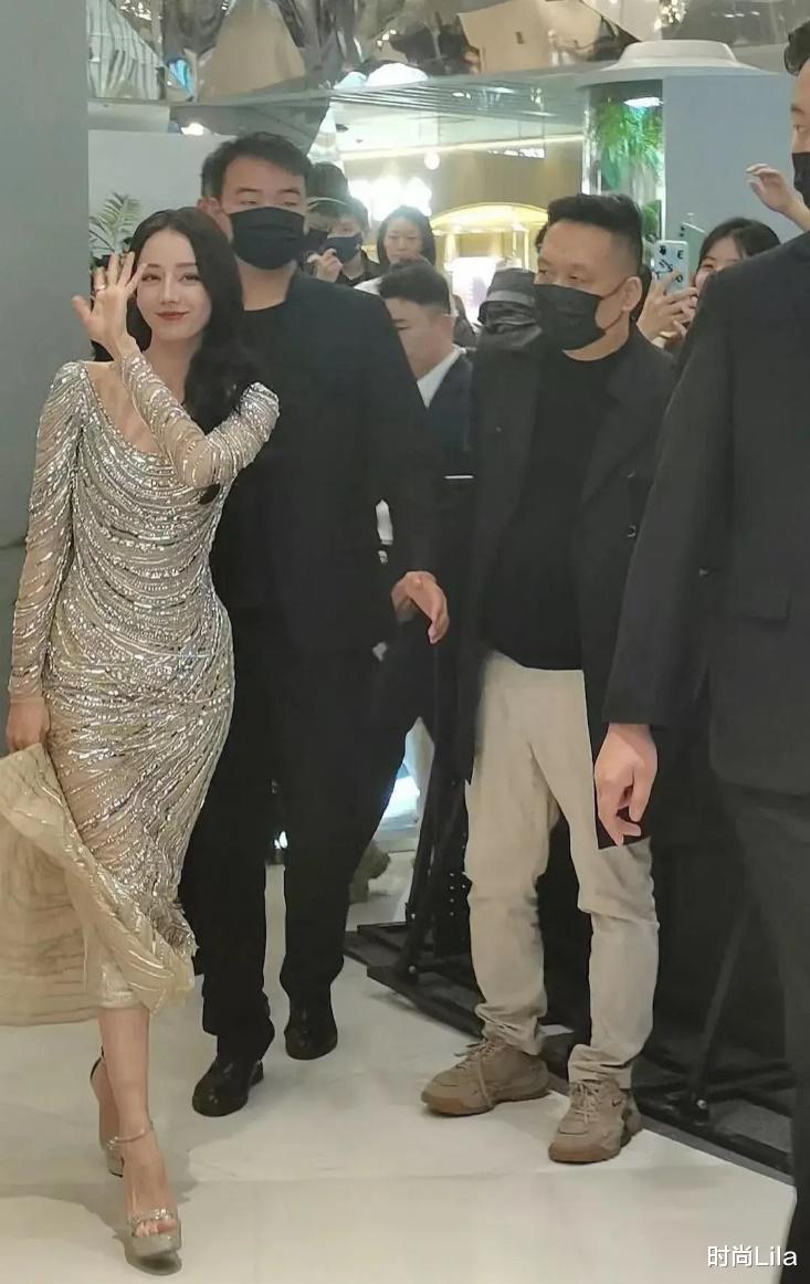 热巴上海静安大悦城,金色战裙再次出征,西域脸、东方身材赢麻了