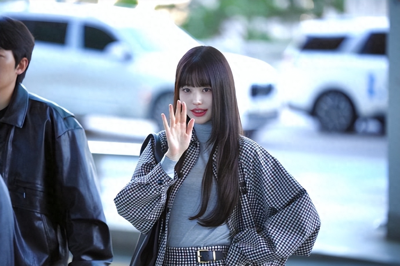 张元英参加巴黎时装周,韩网友惊叹她的美貌,“完美得不像人类”