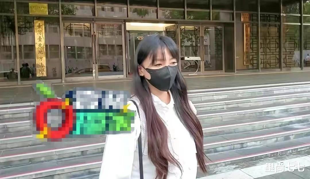 王力宏 李靓蕾孤独亮相太憔悴!王力宏高调带年轻女助理,留长发打扮精致