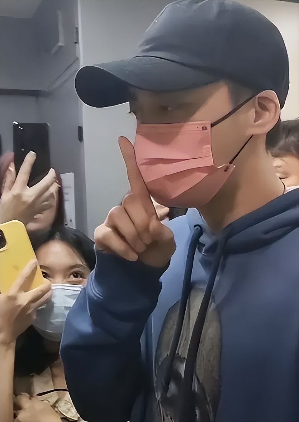 李易峰消失344天首露面,瘦了不少黑眼圈严重,红了眼眶偷偷抹泪