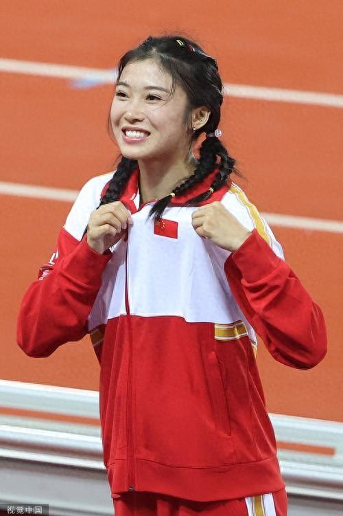 吴燕妮现身成都网红街,走路拽拽的!对自己的身材美貌很有自信!