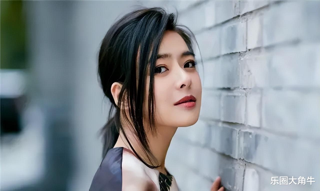 主持人陈辰罕晒全家福,41岁高龄生子,与小3岁老公似姐弟