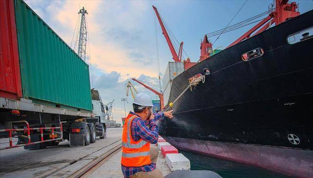 船员|为什么到处都是招聘海员，海员的工资有多高？为何很少人愿意去？