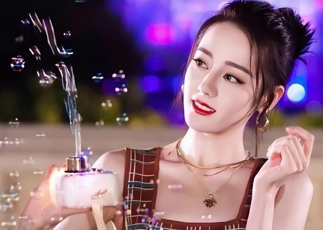 曝迪丽热巴身材造假？侧身时“假臀垫”露馅，胯宽被疑生过孩子