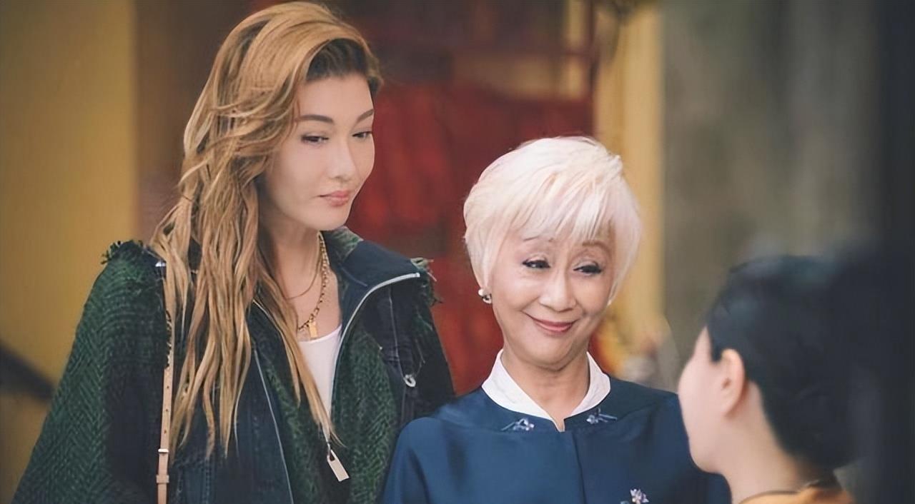 她是香港老牌女星，选美出身，自曝身家9位数，儿女都是学霸医生！