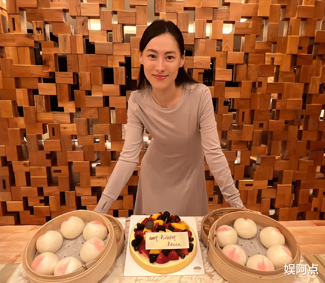 郭嘉文高调庆祝31岁生日,喝酒晒照模样大变!疑暗自和梁洛施争宠