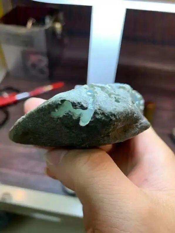 |分享莫西沙翡翠原石,开窗呈现高冰蓝花