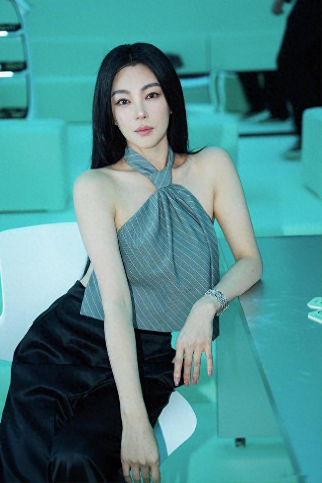 张雨绮这是穿了个领带就出门了吗?还有迪丽热巴,到底穿了没?