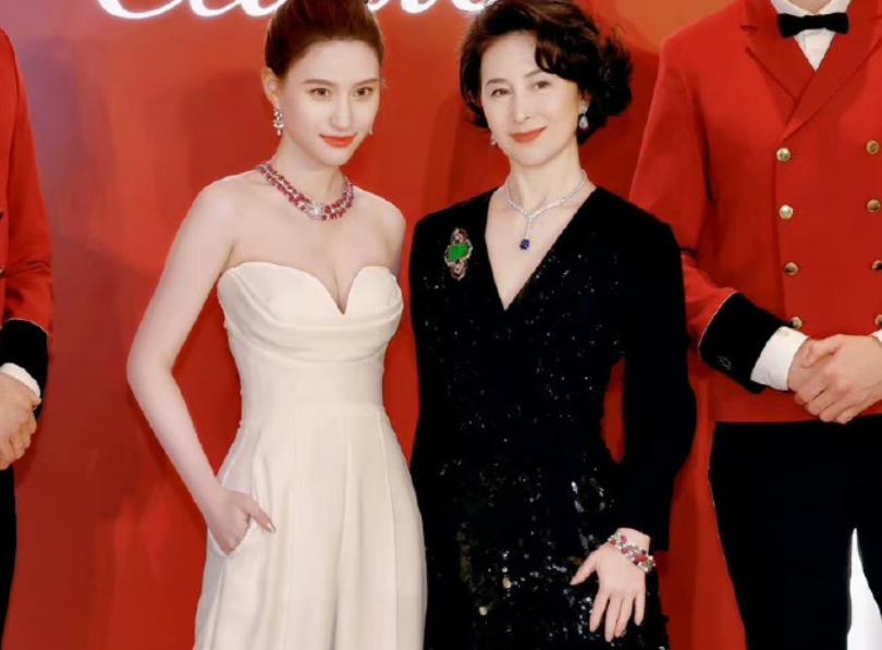 何超莲|何超莲跟何超琼关系有多好?采访中不称她为姐姐