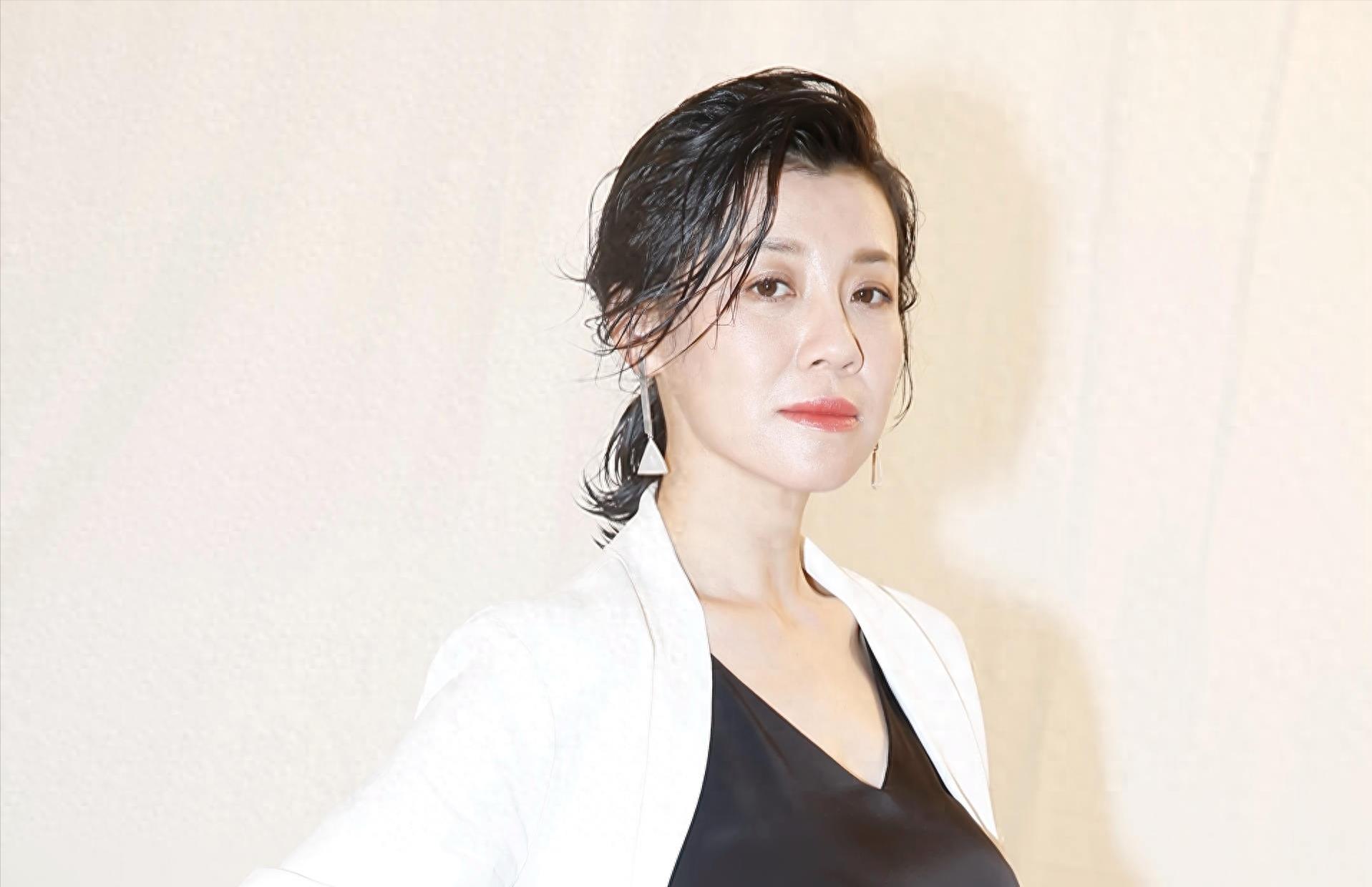 她与名导同居三年却惨遭抛弃，转身下嫁穷小子后竟然成人生赢家！